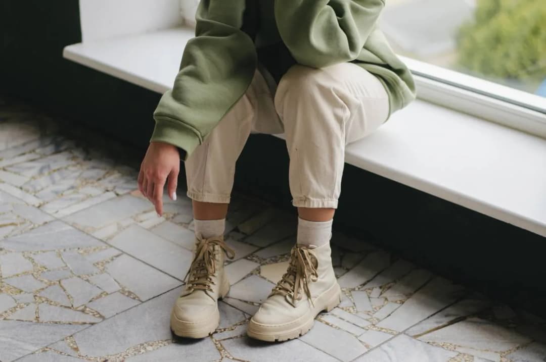 Beżowe workery stylizacje - jak stworzyć modne i wygodne outfity