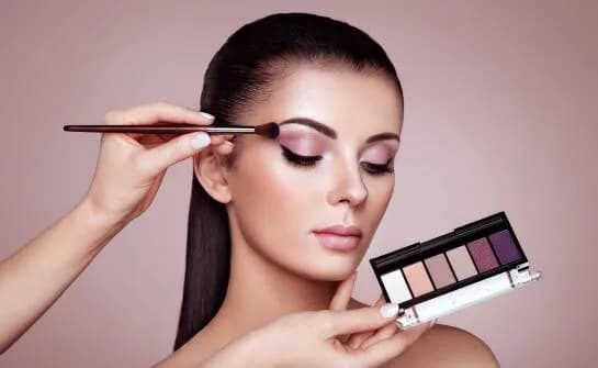 Makijaż zakrywający niedoskonałości – efektywne techniki i produkty