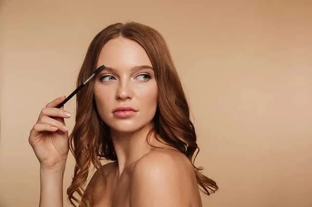 Jak zrobić delikatny makijaż, aby wyglądać naturalnie i świeżo