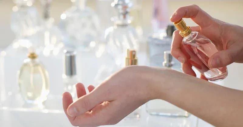 Jak używać perfum, aby zapach utrzymywał się dłużej i był intensywniejszy