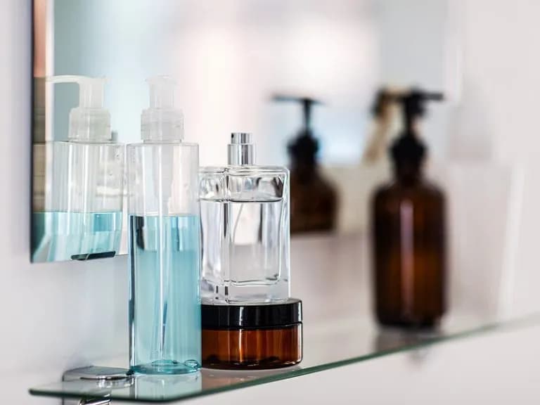 Czym grozi picie perfum? Poważne zagrożenia dla zdrowia