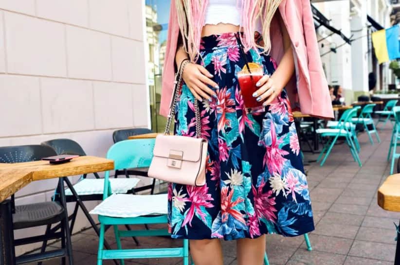 Stylizacje z długą spódnicą w kwiaty, które zachwycą każdego dnia
