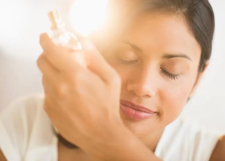 Czym się różni woda perfumowana od perfum? Odkryj kluczowe różnice