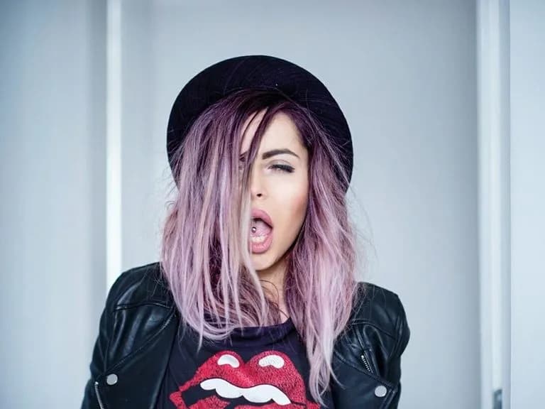 Rockowe stylizacje damskie: jak stworzyć wyjątkowy look i wyróżnić się